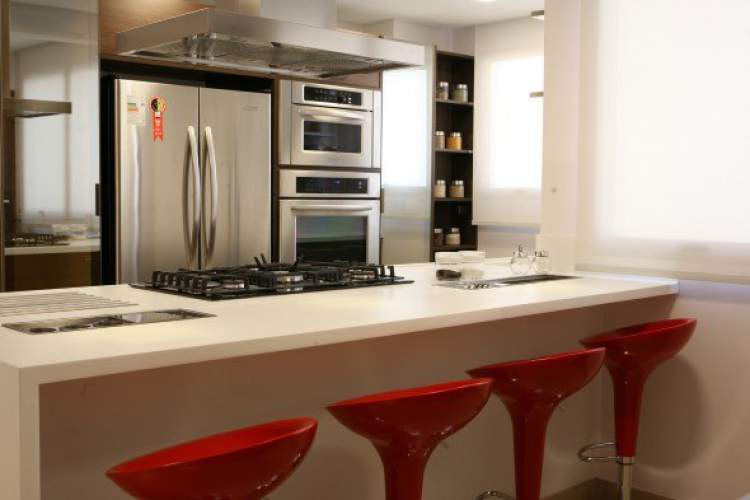 Balcão de cozinha moderno que integra mesa, pia e fogão