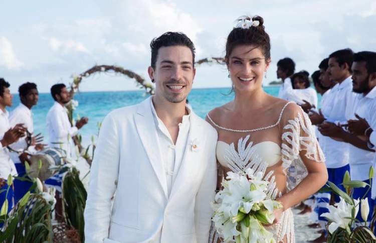 O casamento da modelo Isabeli Fontana e do cantor Di Ferreiro, celebrado na praia, contou com uma linda decoração de lírios brancos, incluindo o buque da noiva.