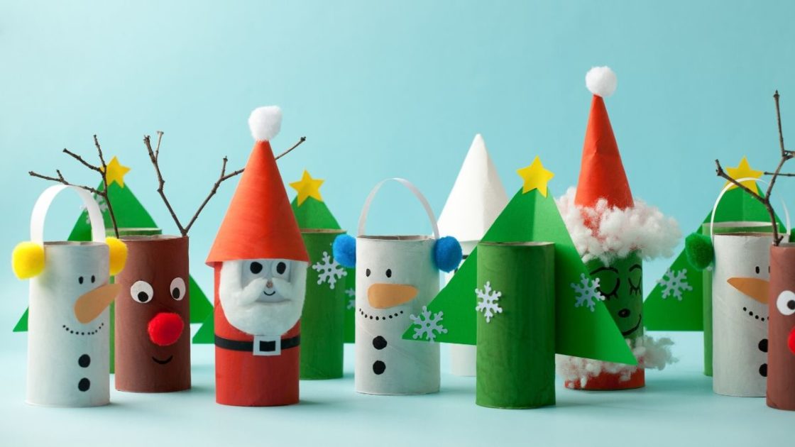 Ideia criativa com rolo de papel higiênico para decoração de Natal. 