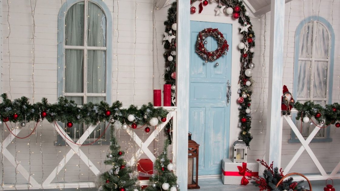 Porta externa da casa enfeitada para o Natal