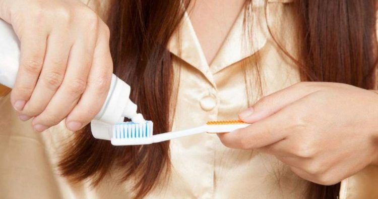 Aprenda a limpar mancha de pasta de dente de roupas delicadas