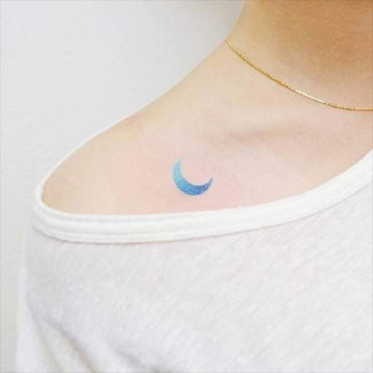 Exemplo de tatuagem delicada com desenho de meia lua