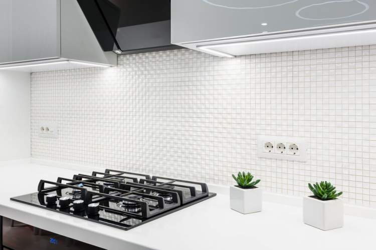Azulejos brancos ajudam a melhorar a iluminação da cozinha