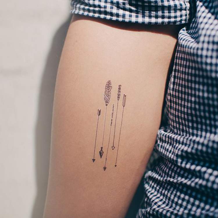Flechas tatuadas no braço
