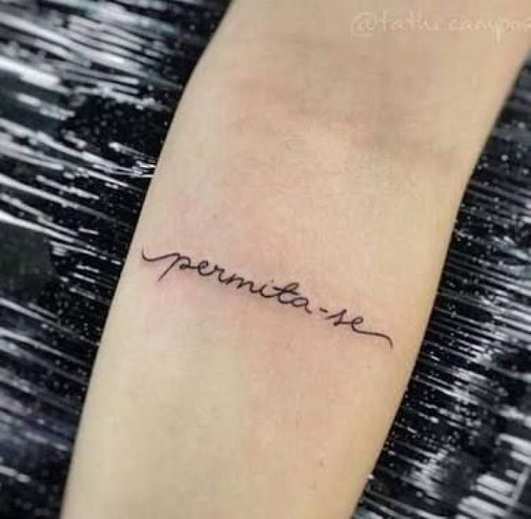 Foto de tatuagem com escrita delicada no braço