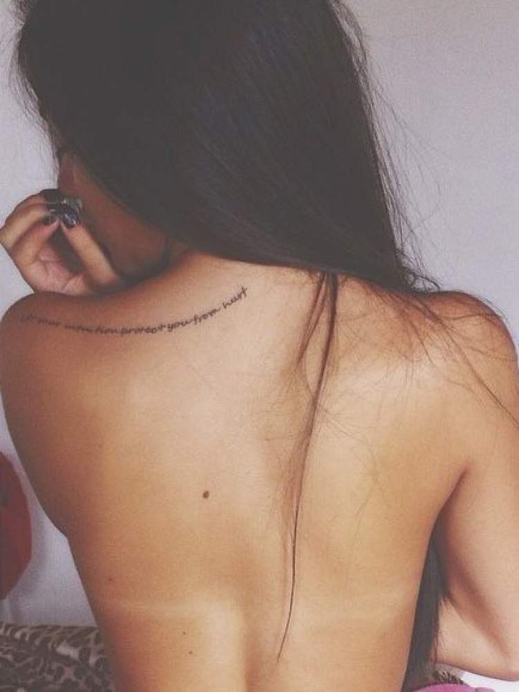 Frase tatuada nas costas