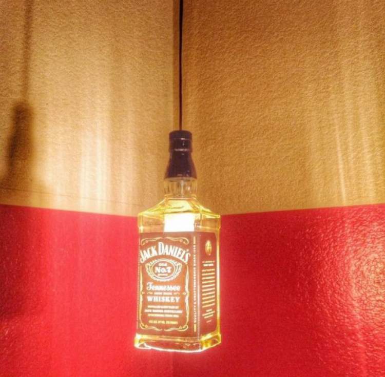 garrafa de whisky é uma das ideias de decoração para fazer em casa gastando pouco