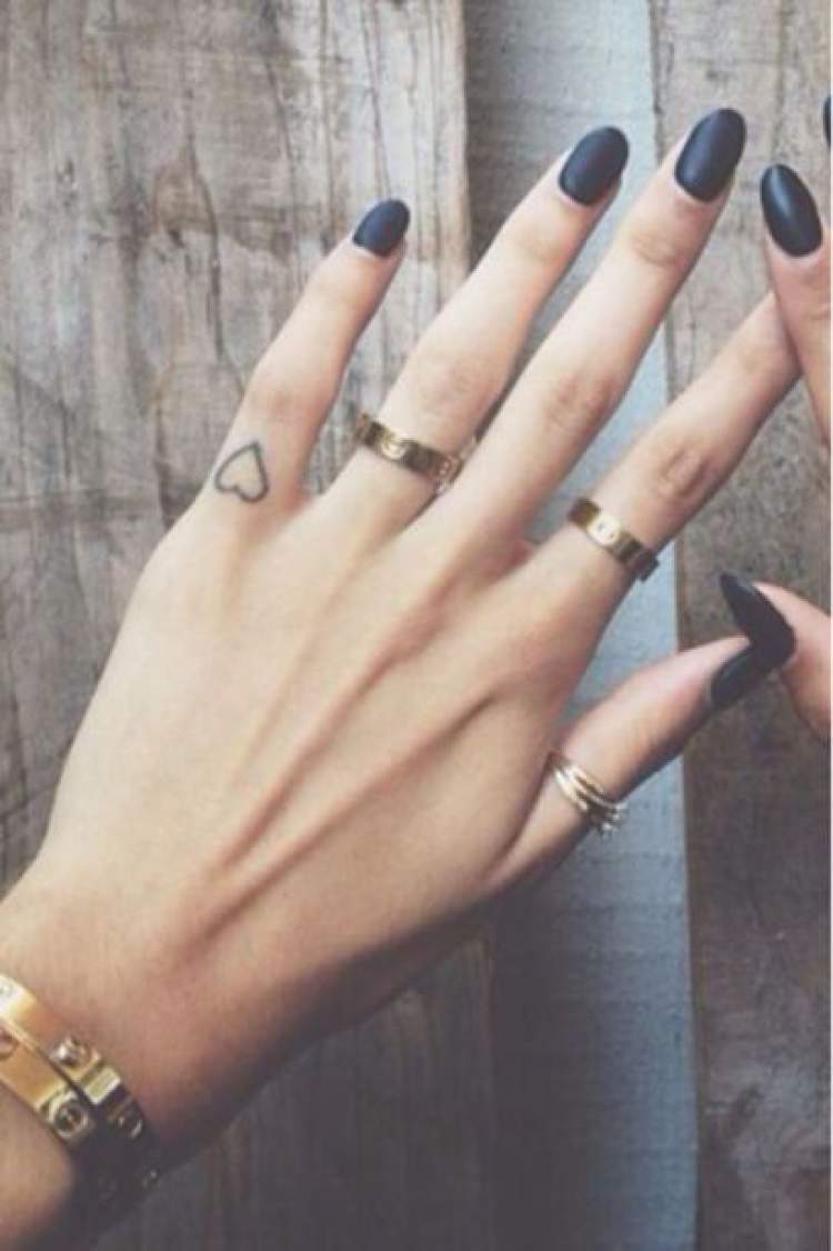 Ideia de tatuagem delicada no dedo da mão