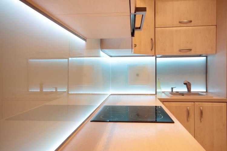 O uso de fita de led deixa a cozinha mais iluminada
