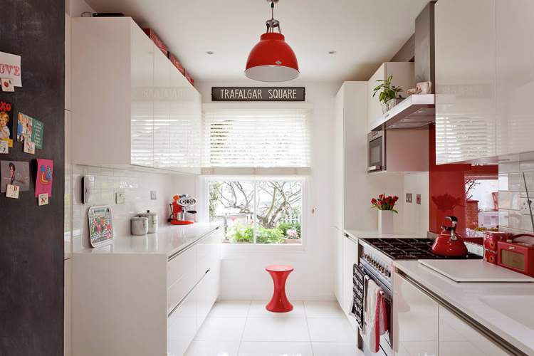 Pisos e azulejos brancos ajudam a melhorar a iluminação da cozinha