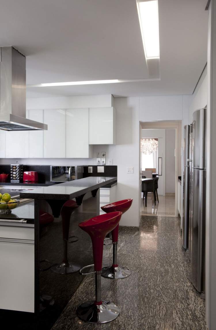 Sancas no teto ajudam a melhorar a iluminação na cozinha