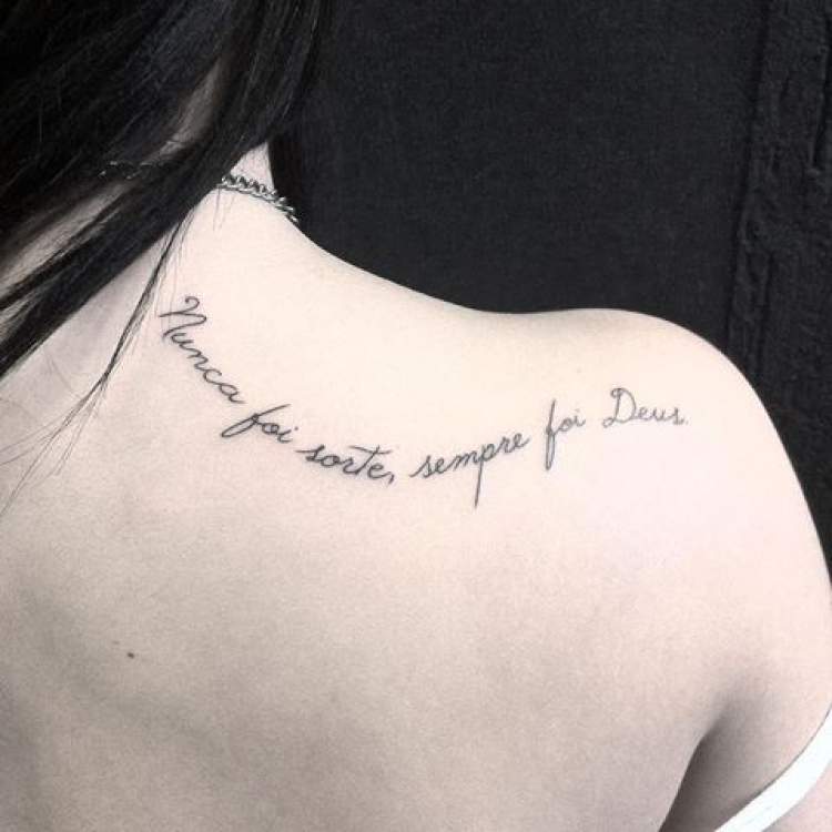 Sugestão de frase para tatuar nas costas