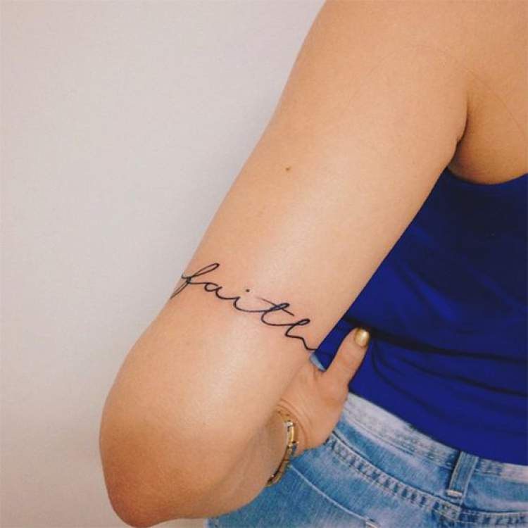 Tatuagem com escrita delicada no braço