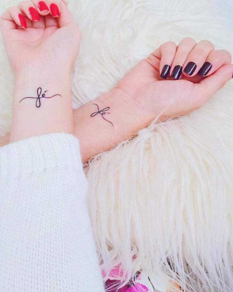 Tatuagem com escritas delicadas