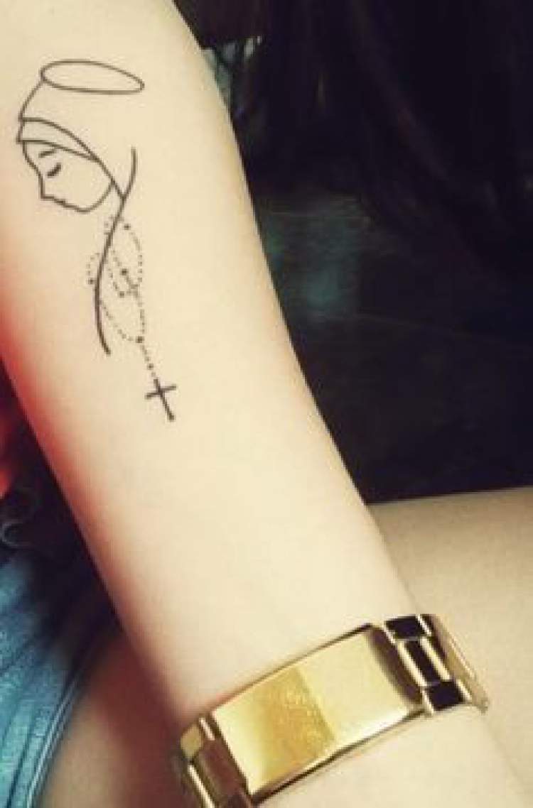 Tatuagem com tema religioso no braço
