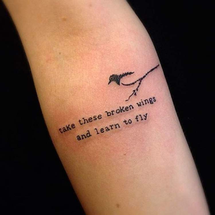 Tatuagem de frase com escrita delicada no braço