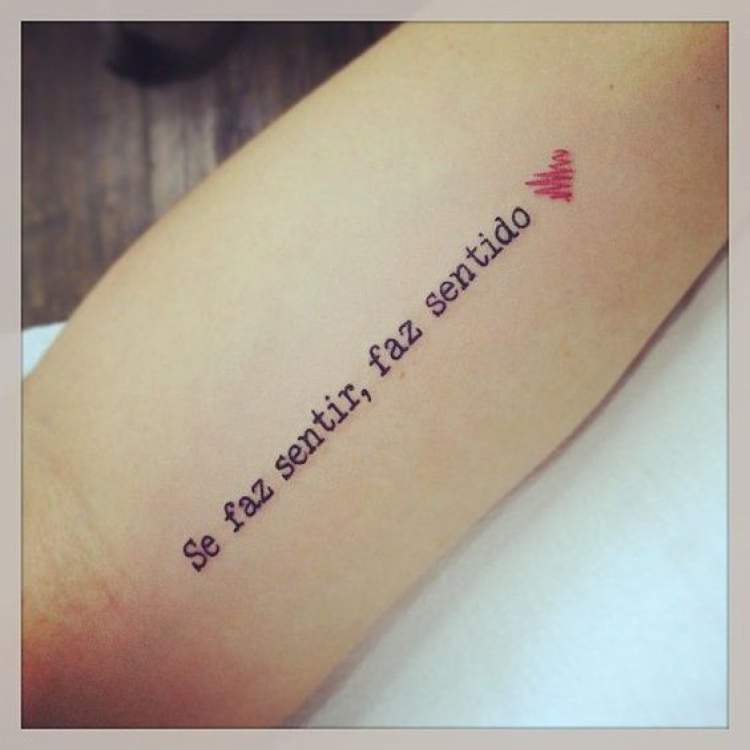 Tatuagem de frase no braço