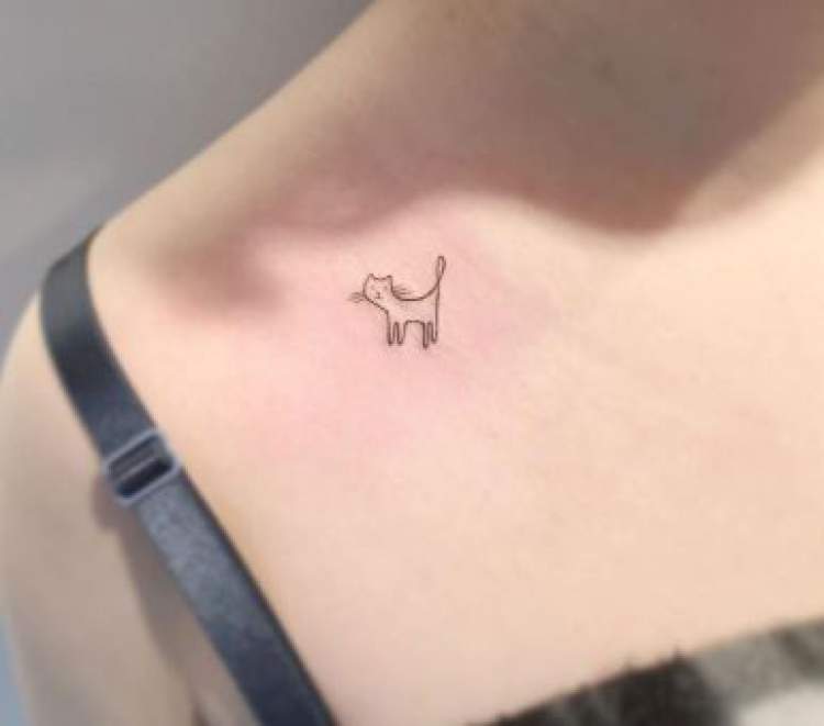 Tatuagem de gato ao lado do ombro
