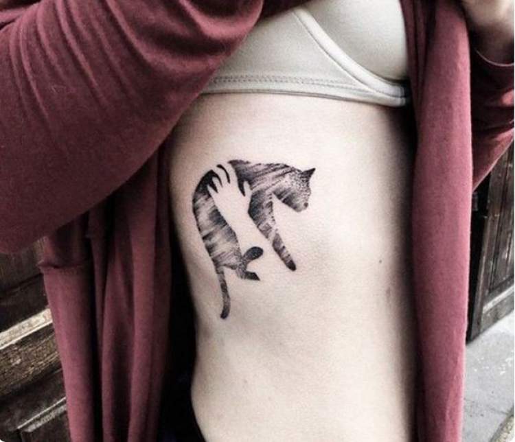 Tatuagem de gato na costela