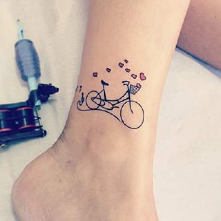 Tatuagem de uma bicicleta pequena no tornozelo