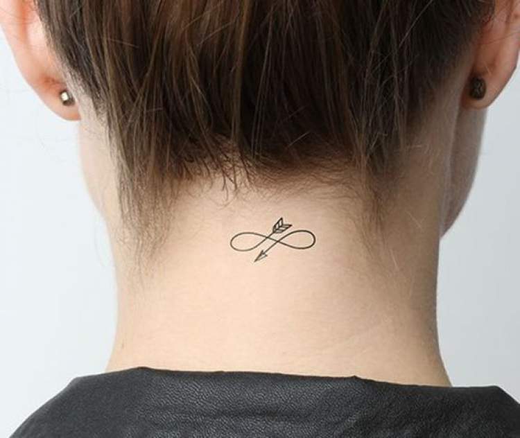 Tatuagem delicada atrás do pescoço com desenho de uma flecha