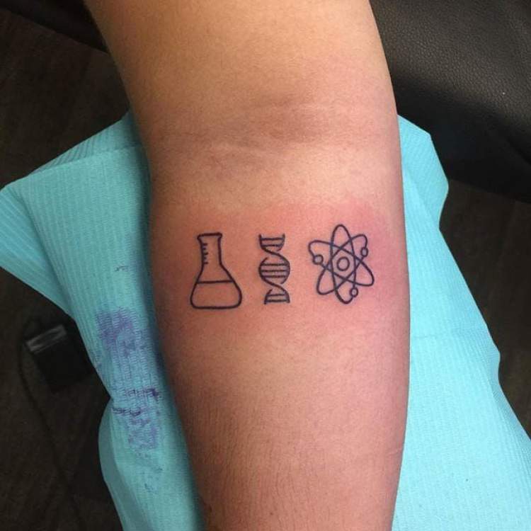 Tatuagem delicada com inspiração na ciência