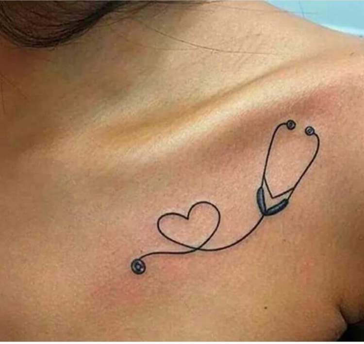 Tatuagem delicada com inspiração na medicina