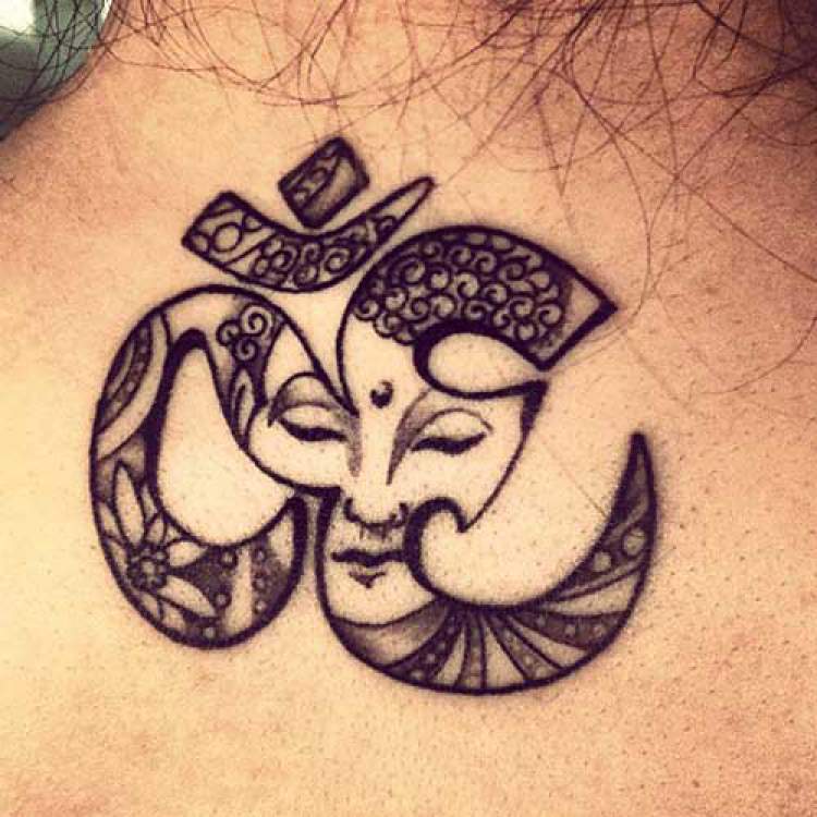 Tatuagem delicada com tema religioso