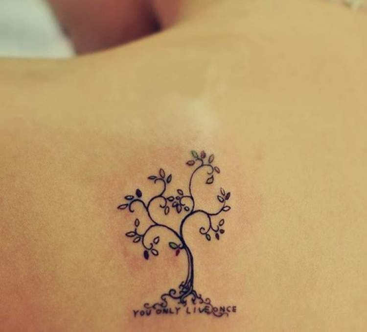 Tatuagem delicada de árvore nas costas