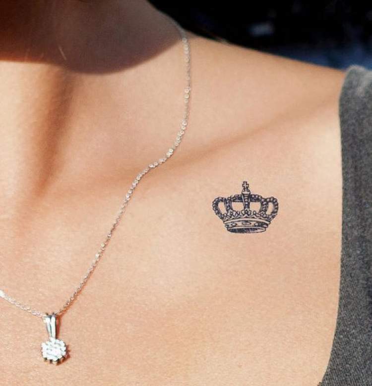 Tatuagem delicada de coroa ao lado ombro