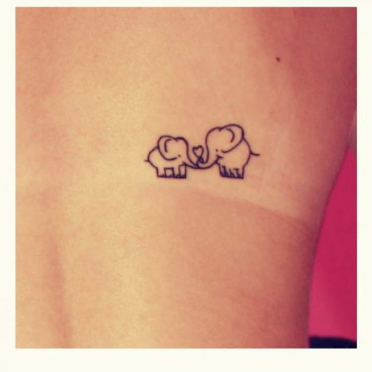 Tatuagem delicada de dois elefantes