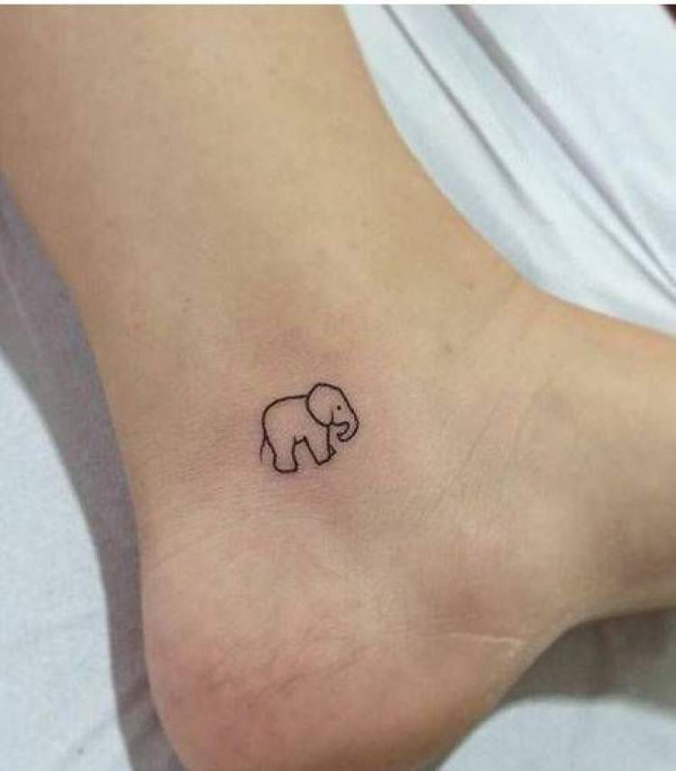 Tatuagem delicada de elefante no pé ao lado do calcanhar
