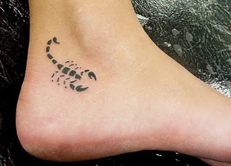 Tatuagem delicada de escorpião