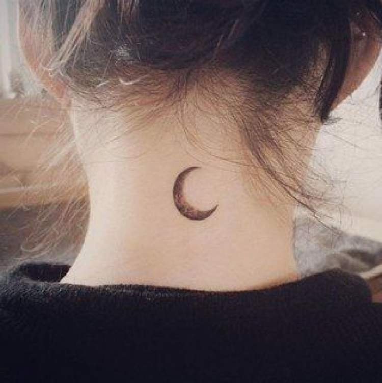 Tatuagem delicada de meia lua