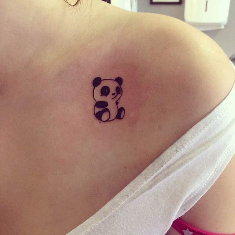 Tatuagem delicada de ursinho panda ao lado do ombro