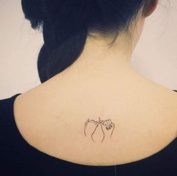 Tatuagem delicada nas costas de pacto