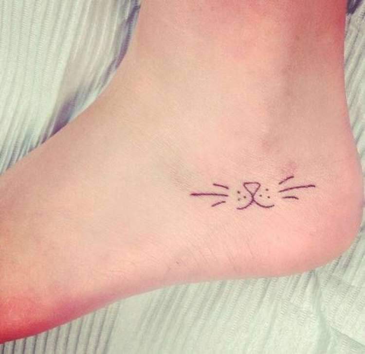 Tatuagem delicada para amantes de gatos