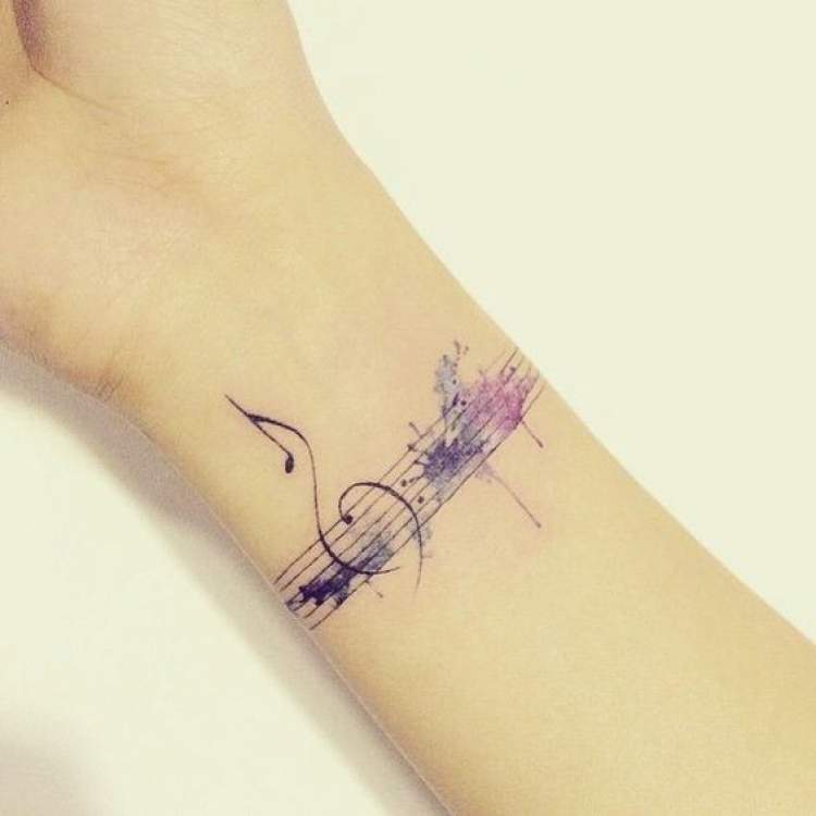 Tatuagem feminina com inspiração na música