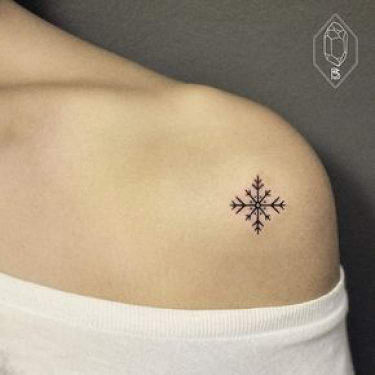 Tatuagem feminina delicada no ombro