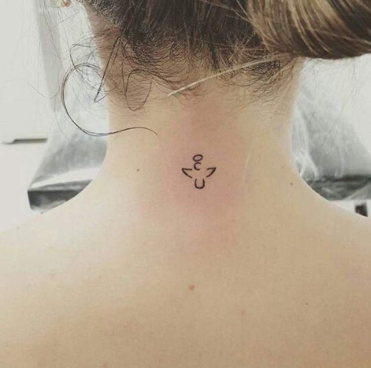Tatuagem religiosa delicada atrás do pescoço