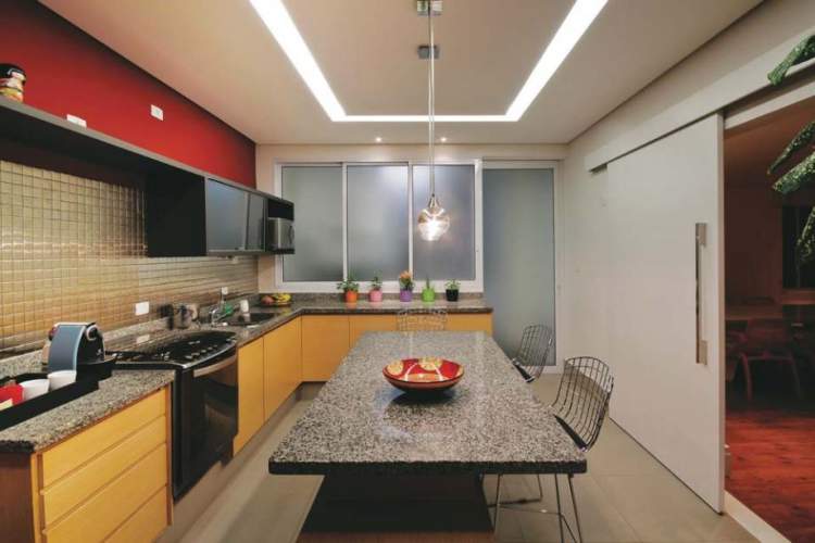 O teto decorado com sancas ajuda a melhorar a iluminação na cozinha