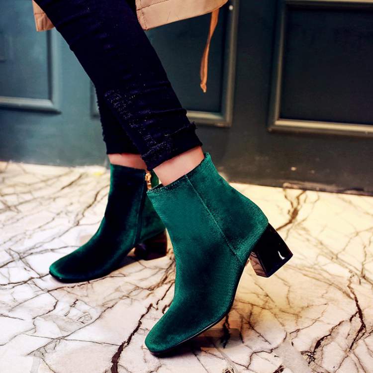 O veludo é uma tendência entre os calçados da moda moda inverno 2018