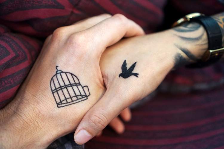 Tatuagem mãe e filha: pássaro e gaiola