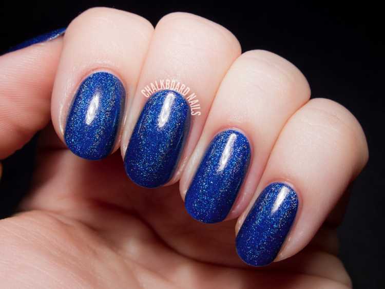 Unhas de torcedora básica e linda: esmalte azul + glitter