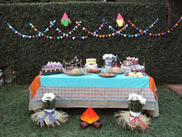 Mesas ao ar livre para decorar uma festa junina