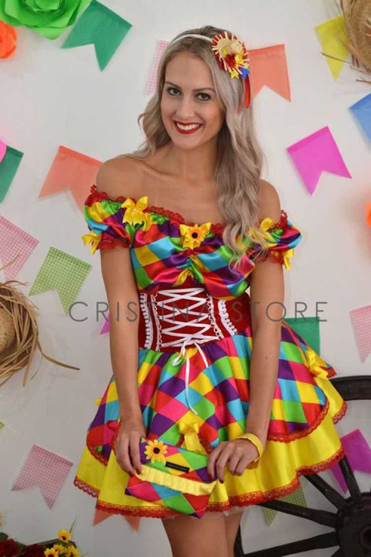 Vestido caipira super colorido para festa junina