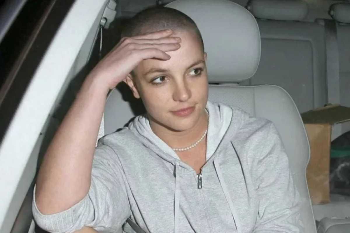 A pop star Britney Spears com a cabeça raspada