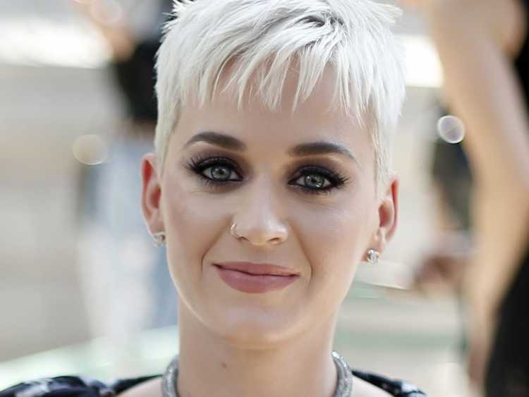 Katy Perry também é um exemplo de como o pixie cut pode ser uma ótima opção de cabelo curto para 2019, além de não dar nenhum trabalho para ficar esplêndido.