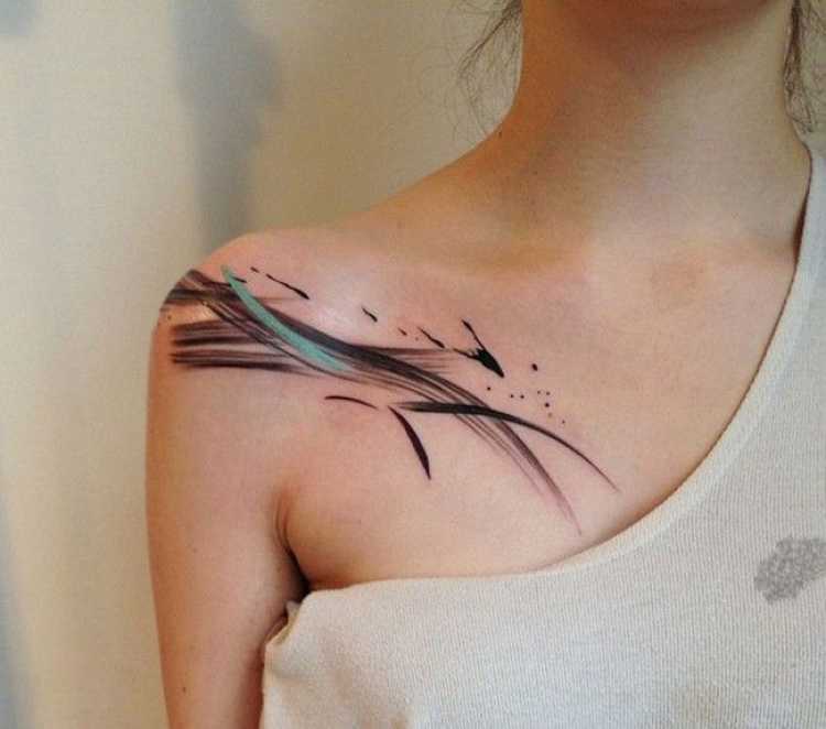 Ideia de tatuagem feminina no ombro e parte do peito