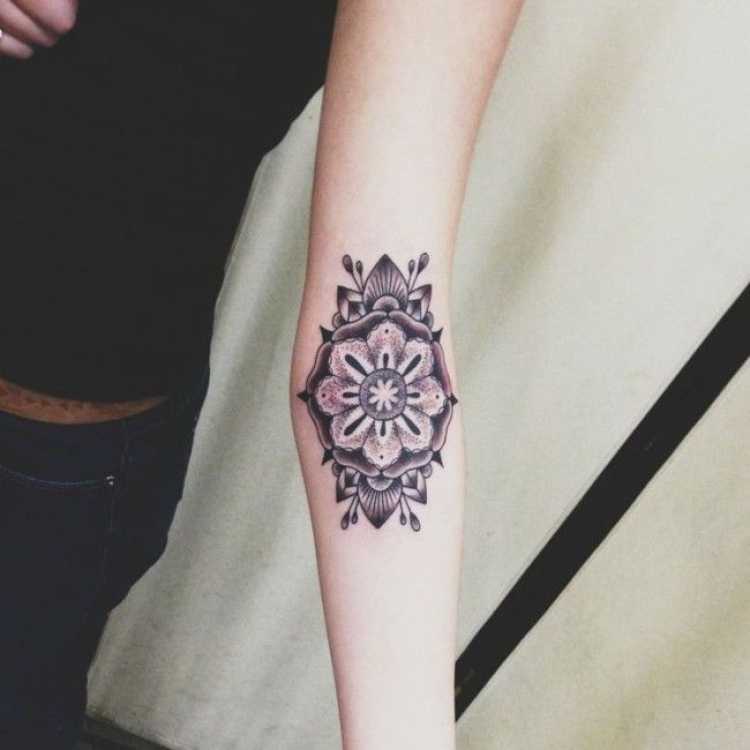 imagem de uma tatuagem feminina